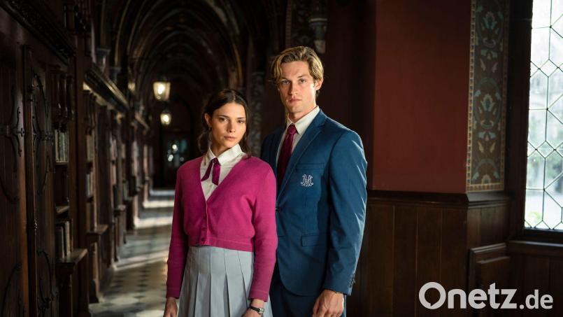 Ruby und James tragen die Serie „Maxton Hall“. Bild: Stephan Rabold/Agentur filmcontact/dpa