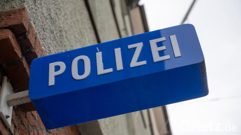 Die 40-Jährige verletzte drei Polizeibeamte. (Symbolbild) Bild: Peter Kneffel/dpa