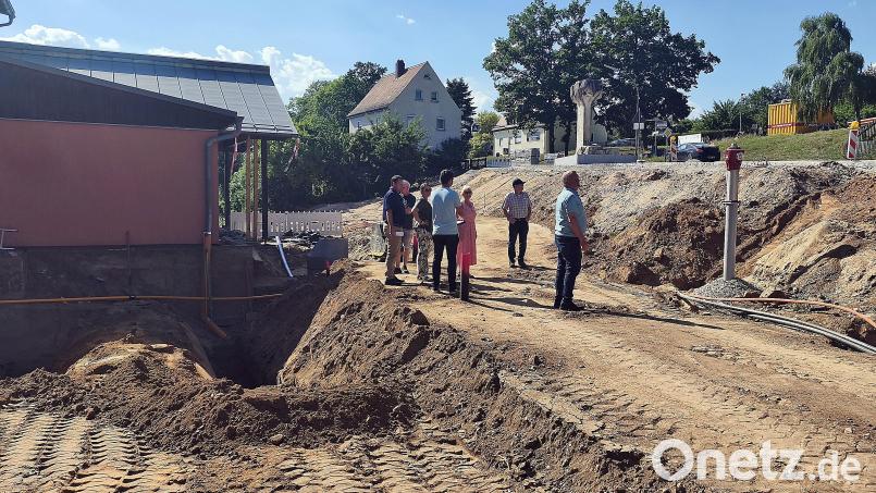 Im Umfeld der Schule gehen die Baumaßnahmen in Pressath gut voran und sind aktuell noch im Zeitplan. Bild: Jürgen Masching