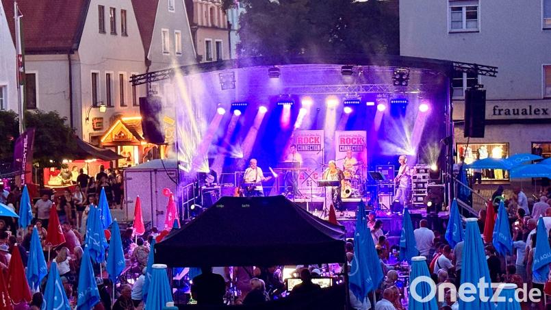 "Rock Connection" sorgte am Oberen Markt für Stimmung. Bild: Gabi Schönberger