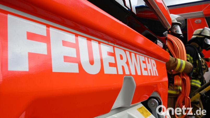 Feuerwehrleute schlugen die Scheibe des Autos ein und retteten den Säugling. (Symbolbild) Bild: Bernd Weißbrod/dpa