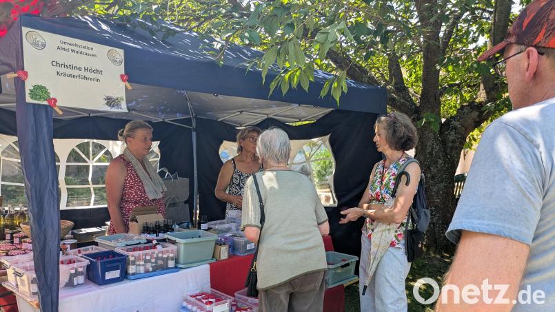 Heilsames aus der Natur zum Testen gab es am Stand von Kräuterführerin Christine Höcht. Bild: Paul Zrenner