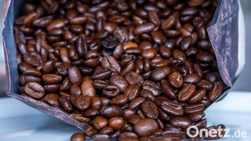 Kunden bekommen Kaffee wieder etwas günstiger. (Symbolbild) Bild: Jens Büttner/dpa