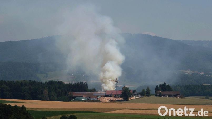 Die Rauchsäule des Brandes war weithin sichtbar. Bild: Th. Krenn/Zema Medien/dpa