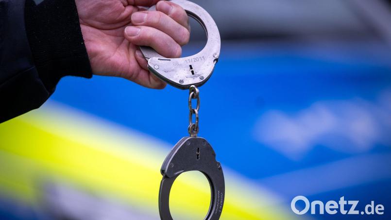 Die Polizei nimmt die Verdächtige fest. (Symbolbild) Bild: Soeren Stache/dpa