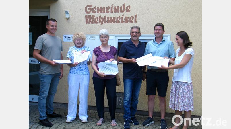 Zweiter Bürgermeister von Fichtelberg Michael Köferl, Dr. Sibylle Noé, Ramona Drübbisch, Bürgermeister Franz Tauber Mehlmeisel, 2. Bürgermeister Mehlmeisel Florian Prechtl und Stefanie Stelzer mit den gesammelten Unterschriften. Bild: bkr