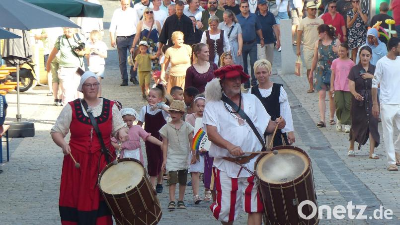 Der Festzug wird von den Trommlern des historischen Vereins Stiber-Fähnlein angeführt. Bild: Heidi Franitza