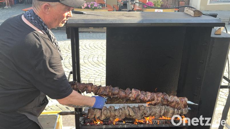 Hier entsteht der "Mutzbraten": Über Birkenholz wird der Schweinenacken gegrillt. Bild: Joachim Gebhardt