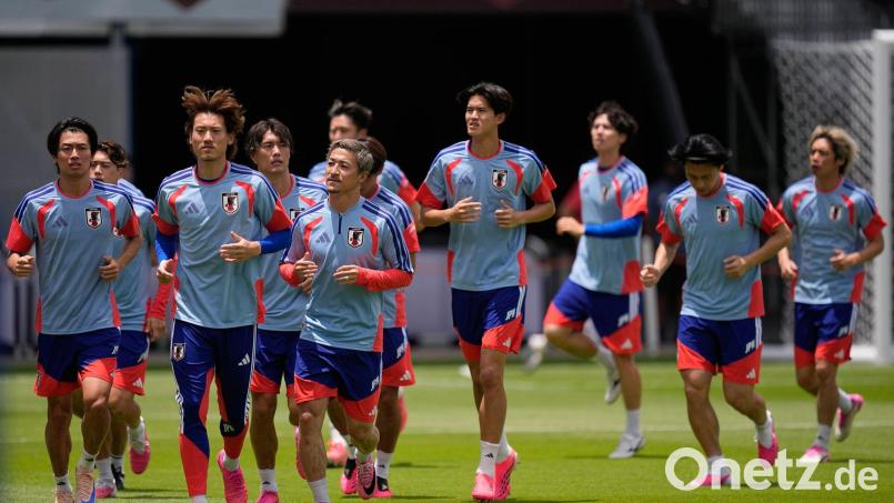 Das japanische Team fordert in der K.-o.-Phase Rekordweltmeister Brasilien. Bild: Ashley Landis/AP/dpa