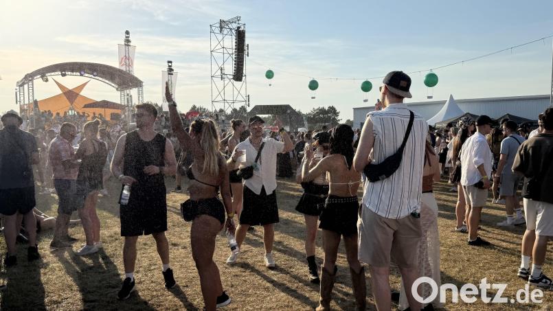 Bestes Wetter und top Stimmung beim Kindheitstraum-Festival 2026. Kommendes Jahr geht das Festival in die letzte Runde. Matthias Küffner und David Lenk, die Initiatoren des Elektrofestivals, kündigten an, 2027 das große Finale ihres Open-Air-Events zu veranstalten. Bild: Susanne Forster