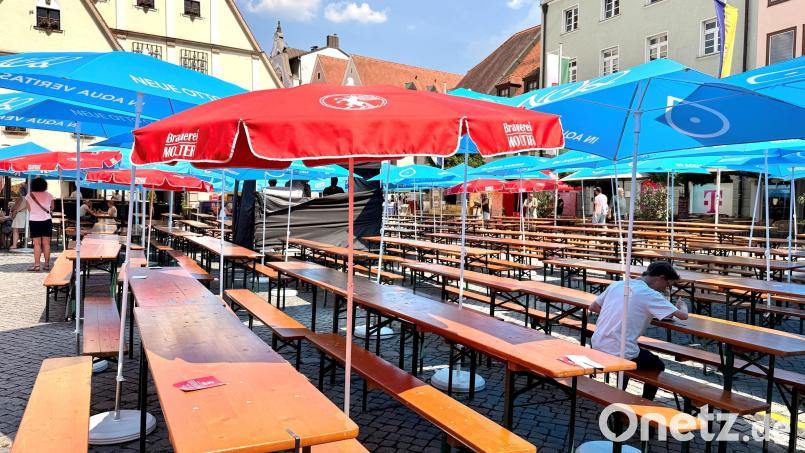 Leere Bänke dominierten am Sonntagnachmittag in der großen Hitze. Erst am Abend füllten sich die Plätze am Weidener Bürgerfest. Bild: Gabi Schönberger