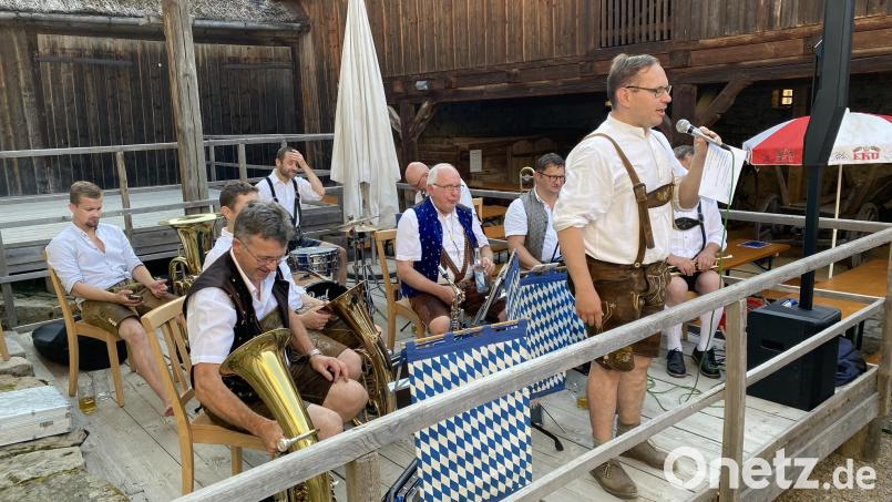 Während die eigentlich engagierte Mannschaft anderweitig zum Einsatz gerufen wurde, sprang heuer notgedrungen Museumsleiter Dr. Tobias Hammerl als "Solo-Kirwabursch" in Perschen ein. Bild: Raphael Haubelt