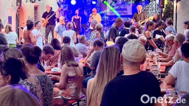 "Soul Station No. 10" sorgte am späten Samstagabend am Weiden-am-See-Platz für Stimmung. Sänger Andreas Doerfler feierte zudem Geburtstag. Bild: Gabi Schönberger
