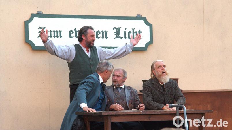 Im Biergarten von Sepp Moser (Tobias Meidinger) treffen sich die Patriarchen (von links) August Ostermaier (Hans-Jürgen Gmeiner), Jakob Kaltenecker (Georg Reiff) und Joseph Eilles (Josef Regner) zum Frühschoppen. Bild: Marlin Nixdorf