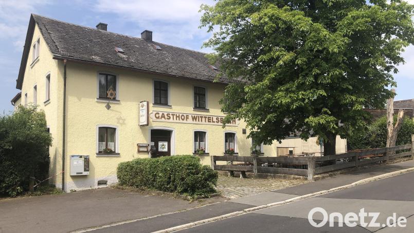 An den früheren Namen "Gasthof Wittelsbach" erinnert noch die Inschrift an der Ostseite des Anwesens. Heute besteht hier Einkehrmöglichkeit beim "Schnapper-Zoigl" an der Marienstraße. Bild: Werner Robl