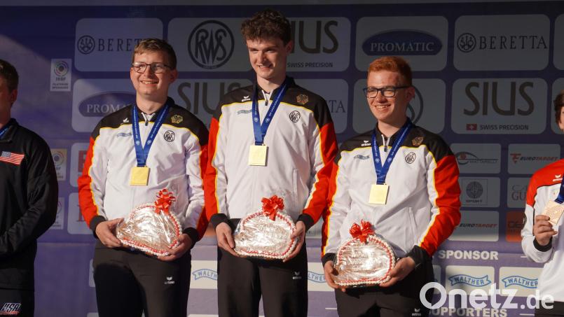 Weltmeister mit dem Luftgewehr: Der Mähringer Florian Beer (links) holte zusammen mit, Luis Eichenseer (Mitte) und Benedikt Ascher Mannschaftsgold bei der Junioren-WM. Bild: Deutscher Schützenbund