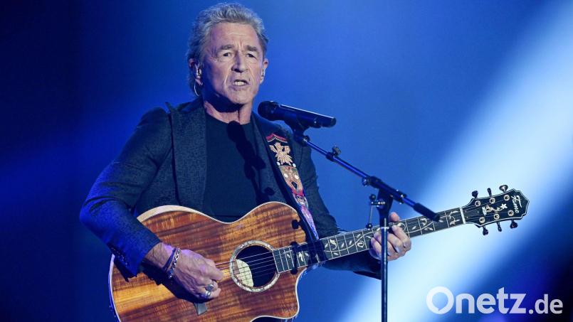 Der Musiker vergisst tatsächlich ab und zu seine Texte, deshalb übt er lieber viel. (Archivbild) Bild: Hendrik Schmidt/dpa