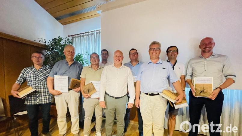 Die ausscheidenden Stadträte mit Bürgermeister Marcus Eichenmüller (von links): Georg Wendl (FW), Reinhold Strobl (SPD), Christian Hartmann (SPD), Christian Müller (CSU), Bürgermeister Marcus Eichenmüller (CSU), Michael Ott (CSU), Manfred Schlosser (FW) und Manfred Birner (CWU). Nicht im Bild, weil nicht anwesend: Harald Kausler (FW) Bild: Gerhard Krones