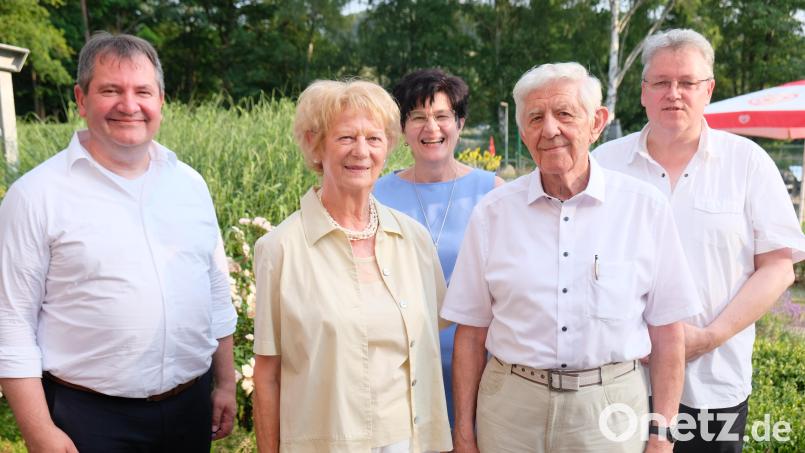Adolf Meier (Zweiter von rechts), "Vorbachs Baumeister" und Ehrenbürger feierte am Sonntag seinen 85. Geburtstag mit Familie, Nachbarn und Freunden. Mit Ehefrau Anni (Zweite von links) gratulierten Bürgermeister Alexander Goller (links), Zweite Bürgermeisterin Irmi Bauer (Dritte von links) und Pfarrer Adrian Kugler (rechts). Bild: Robert Dotzauer