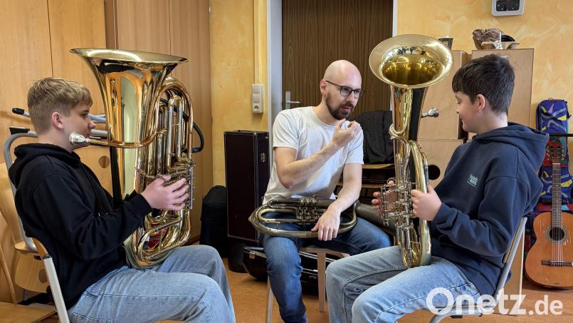 Der HIrschauer Musikzug ist einer der Gründe, warum die Stadt jetzt mit dem Titel "Landmusikort des Jahres" ausgezeichnet wurde. Hier Sebastian Wendl bei der Gewinnung von immer benötigtem Nachwuchs. Bild: Michael Kranl