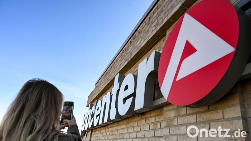 Die neue Weisung an die Jobcenter greift zum 1. Juli - dann tritt auch die Reform des bisherigen Bürgergelds in Kraft, das künftig Grundsicherung heißt. (Symbolbild) Bild: Jens Kalaene/dpa