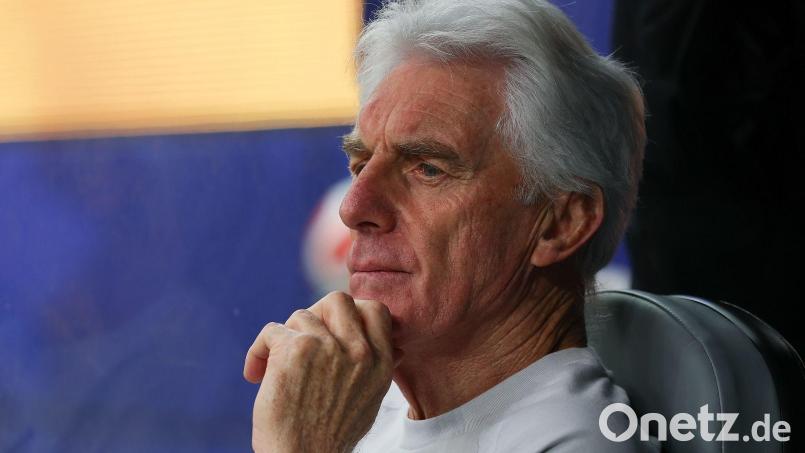 Hugo Broos hat die Entscheidung über seinen Abschied als Nationaltrainer von Südafrika vertagt. Bild: Bai Xuefei/XinHua/dpa