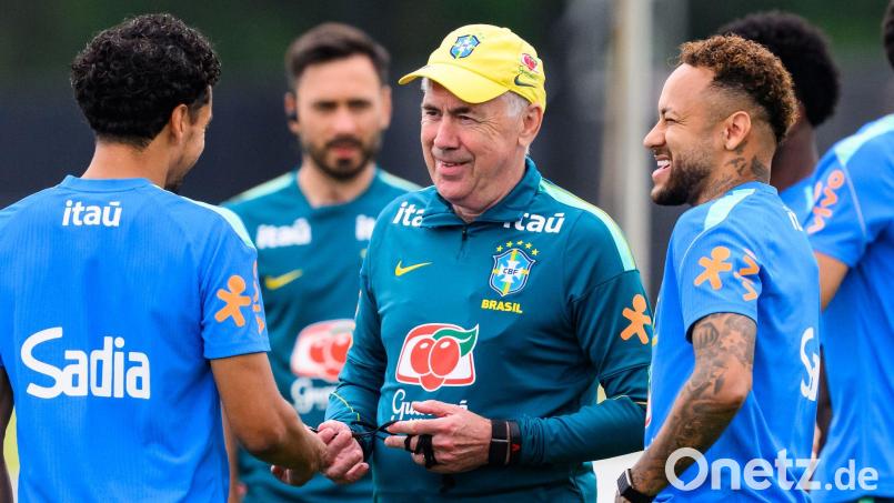 Trainer Carlo Ancelotti (m) und sein Starspieler Neymar (r) Bild: Tom Weller/dpa
