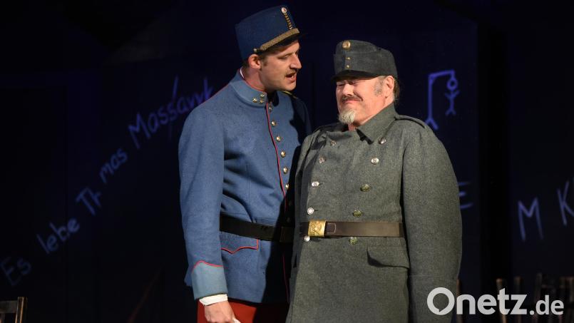 Eine zentrale Figur des tschechischen Humors ist der brave Soldat Schwejk, hier auf einer Oberpfälzer Bühne bei einer Theateraufführung des LTO (2023). Archivbild: Tobias Schwarzmeier