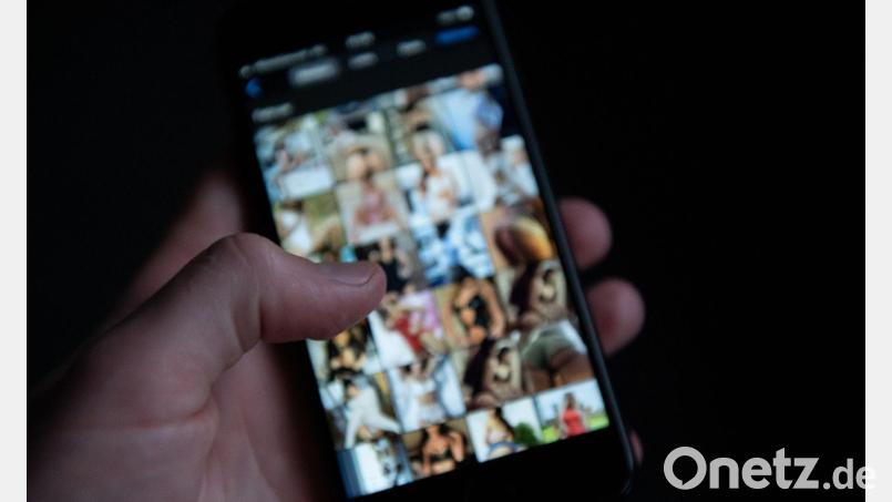 Pornografische Bilder sind längst nicht immer echt - oft werden Frauen ohne ihr Wissen mit Hilfe von KI zu Darstellerinnen gemacht. (Symbolbild) Bild: Silas Stein/dpa/dpa-tmn