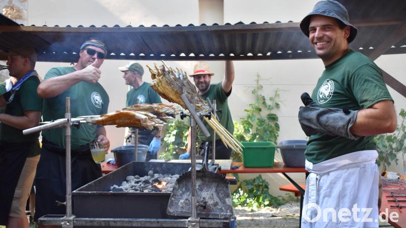 Beim großen Fischerfest in Grafenwöhr gab es viele Helfer, um die Gäste mit Fischspezialitäten zu versorgen. Bild: Renate Gradl