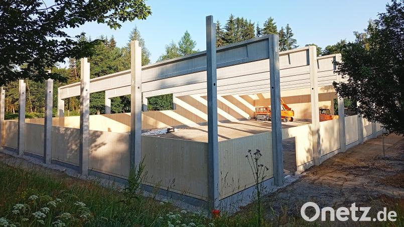 Auf Hochtouren laufen die Bauarbeiten an der Hammerrang-Arena, die von der Stadt Waldershof mit insgesamt 440.000 Euro unterstützt wird. Bild: Oswald Zintl