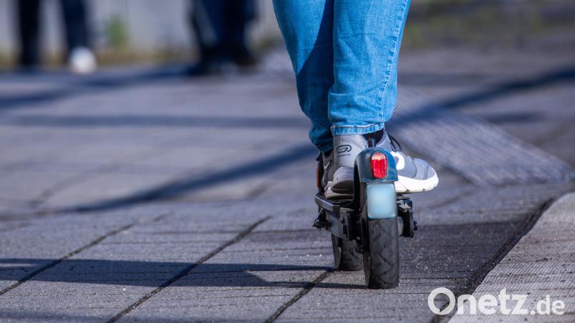 Ein stark alkoholisierter Mann ist mit seinem E-Scooter in Schwandorf gestürzt. Die Polizei sucht Zeugen. Symbolbild: Jens Büttner/dpa
