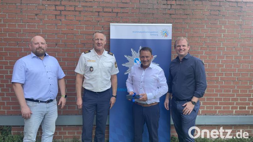 Bei der Amtseinführung (von links): Personalrat Polizeioberkommissar Jürgen Wenzlik, Polizeivizepräsident Erwin Frankl, Erster Kriminalhauptkommissar Jens Meyer und Kriminaldirektor Tobias Mattes. Bild: Kriminalhauptkommissar Straller, Kriminalpolizeiinspektion Amberg