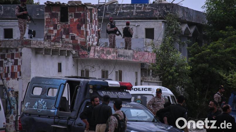 Nach dem Angriff in Karachi mit drei Toten pakistanischen Sicherheitskräften hat Pakistan Ziele in Afghanistan angegriffen. Bild: Ali Raza/AP/dpa