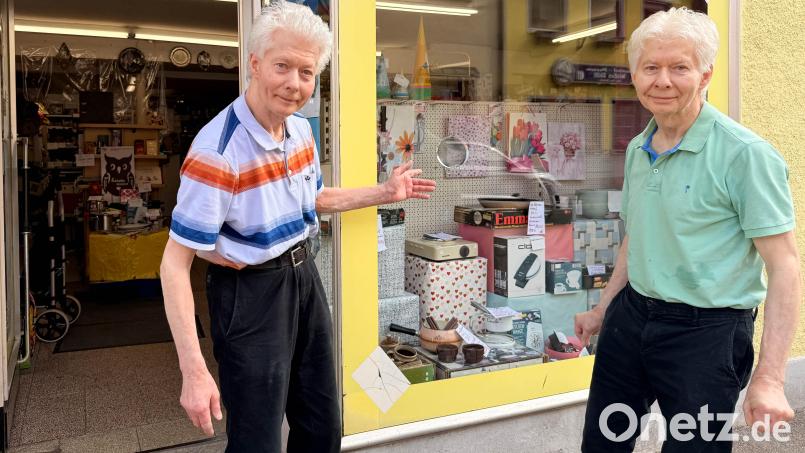 Seit 1994 führen die Zwillingsbrüder Josef (links) und Franz Lindner den SB-Markt im Zentrum von Floß. Sie leiten das Geschäft bereits in dritter Generation. Wie lange sie das noch tun können, ist unsicher. Bild: Gabi Schönberger