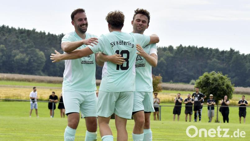Einer der spektakulärsten Wechsel in der Kreisliga Süd: Dennis Kramer (links), bis April Spielertrainer beim SV Köfering, übt diese Funktion zusammen mit Jonas Dotzler nun beim TuS Rosenberg aus. Archivbild: Hubert Ziegler