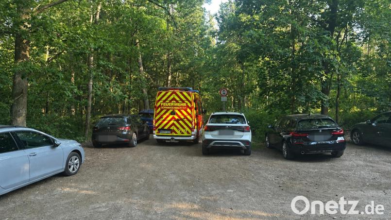 Gerade noch so passt das Fahrzeug der Feuerwehr am Dießfurter See hindurch - bei einem Löschfahrzeug gäbe es hier kein Durchkommen. Bild: Jürgen Masching