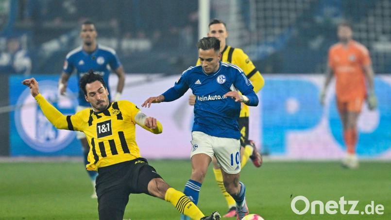 Im März 2023 gab es das bislang letzte Revierderby zwischen Schalke und Dortmund. (Archivbild) Bild: David Inderlied/dpa