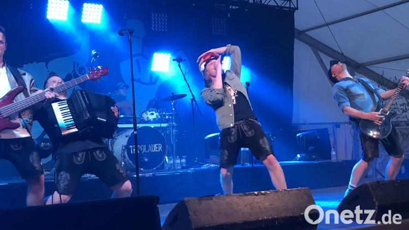 Die Troglauer (im Bild beim Auftritt im Vorjahr beim Woodstock der Blasmusik in Österreich) sind mit ihrem Song "Bierzelt Legende" in der Endauswahl für den Wiesnhit 2026. Der Sieger wird am 1. August live bei der "Brass Wiesn" in Eching verkündet. Archivbild: Werner Robl