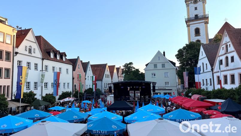 Sonnenschirme überall, dennoch wagten sich die meisten Gäste des Weidener Bürgerfestes erst Richtung Abend in die Altstadt. Davor war es bei bis zu 39 Grad vielen zu heiß. Bild: Gabi Schönberger