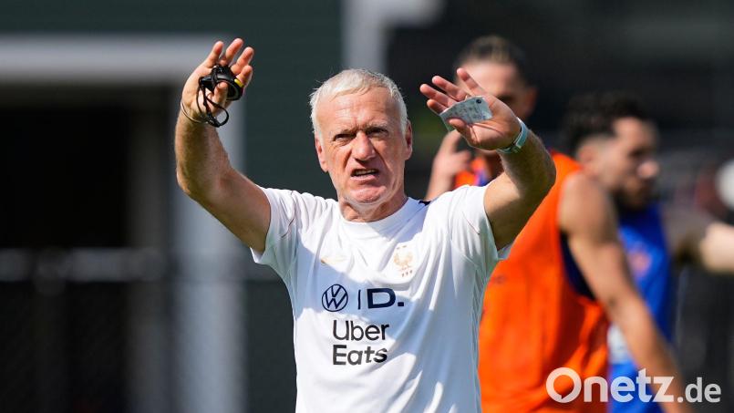 Didier Deschamps hat vor dem Schweden-Spiel über angeschlagene Spieler gesprochen. (Archivbild) Bild: Martin Meissner/AP/dpa
