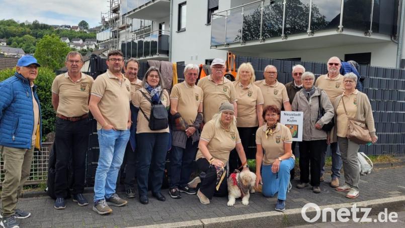 In einheitlichen Poloshirts präsentiert sich die Gruppe aus Neustadt am Kulm beim Neustadt-Treffen in Bergneustadt. Bild: Anni Priebe