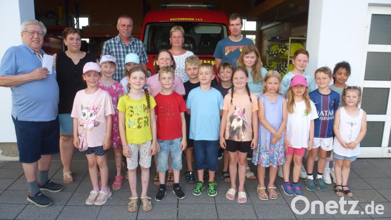 Gerhard Krapf übergibt 1000 Euro an Gruppenleiterin Katrin Büttner. Darüber freuten sich die Kinder, aber auch Kommandant Alexander Kummer, die stellvertretende Leiterin Stefanie Thiede und Betreuer Michael Koppmann (von links). Bild: Siegfried Bock