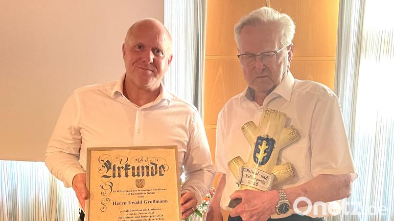 An Ewald Großmann (erster von rechts) wurde der Heimat- und Kulturpreis 2016 "Kulturschnoittling" verliehen,. Bürgermeister Marcus Eichenmüller würdigte in seiner Laudatio nicht nur das Engagement, sondern auch die Persönlichkeit des Preisträgers. Bild: Gerhard Krones