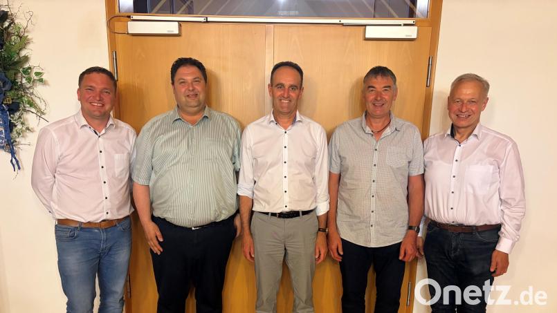 Die neue Führunsgsriege beim Zweckverband zur Wasserversorgung Edelsfeld mit den 3. Bürgermeisgtern Roland Lutz, Christian Beyer und Thorsten Grädler sowie dem neuen Geschäftsführer Hans-Jürgen Strehl sowie dessen Stellvertreter Peter Gradl. Bild: Rudi Gruber