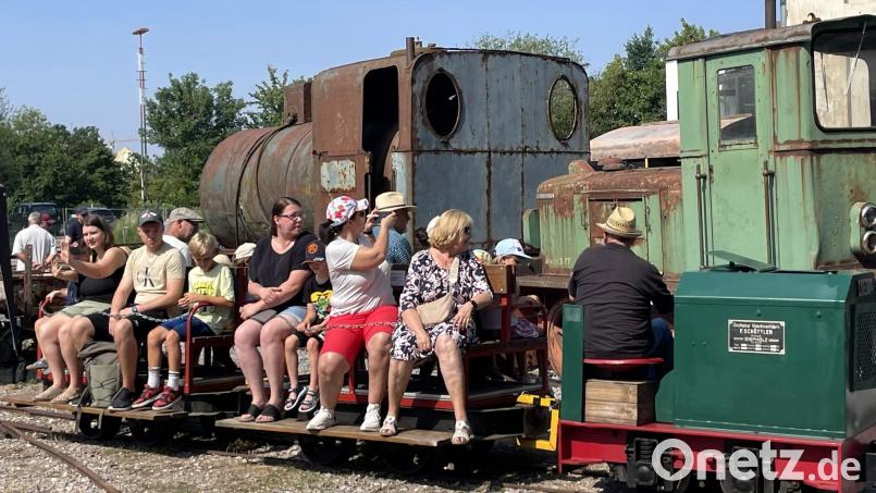 Auch in diesem Jahr gehörte eine Fahrt mit der Feldbahn zu den beliebtesten Attraktionen beim Drehscheibenfest des Amberger Kaolinbahnvereins. Bild: Susanne Schwab