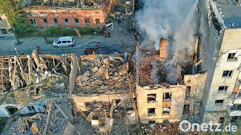 Musiker aus Dresden und Berlin wollen gemeinsam mit Kollegen aus der Ukraine in der vom russischen Angriffskrieg betroffenen Stadt Lwiw spielen (Archivbild). Bild: Uncredited/State Emergency Service of Ukraine/AP/dpa