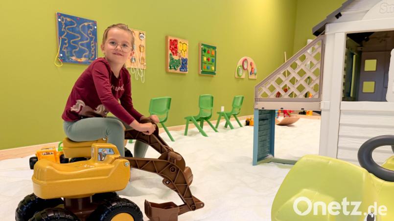 Im Salzhof können Kinder spielen und dabei die salzhaltige Luft einatmen. Bild: Gabi Schönberger