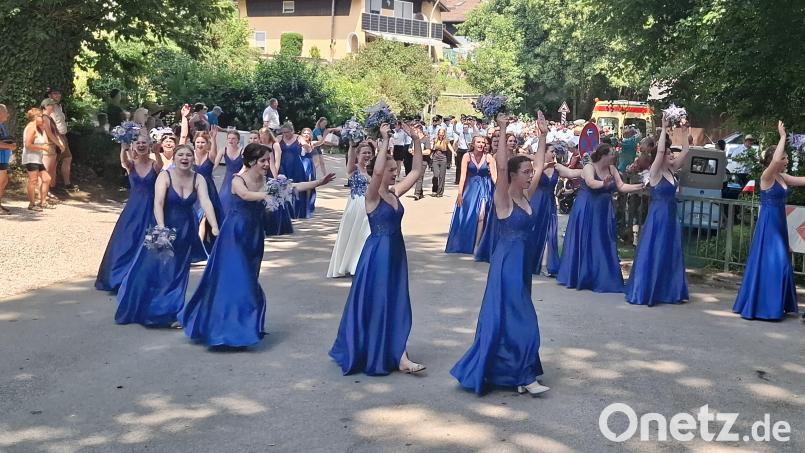 Die Iffelsdorfer Festdamen versprühten im Festzug in ihren blauen Kleidern gute Laune. Bild: Gabriela Amann