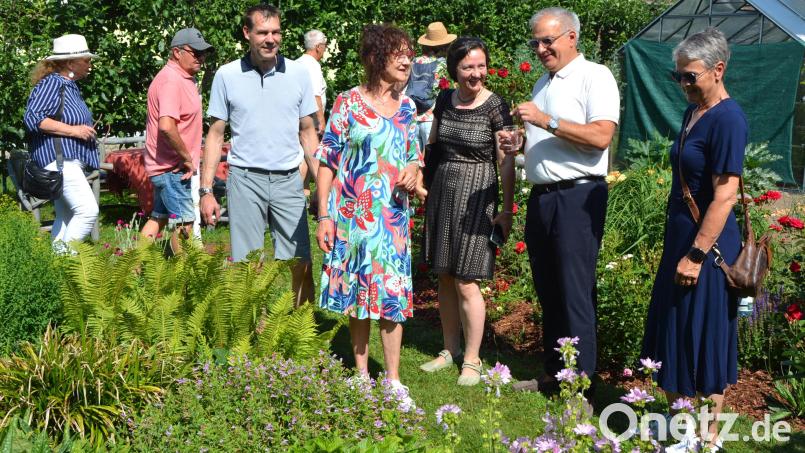 Eröffnet wurde der "Tag der offenen Gartentür" im Landkreis Tirschenreuth im Wohn- und Nutzgarten von Inge und Konrad Härtl. Mit dabei waren (von rechts) Barbara Wenisch, Kreisvorsitzender Roland Grillmeier, Kreisfachberaterin Manuela Pappenberger, Inge Härtl und Bürgermeister Andreas Malzer. Bild: Josef Rosner